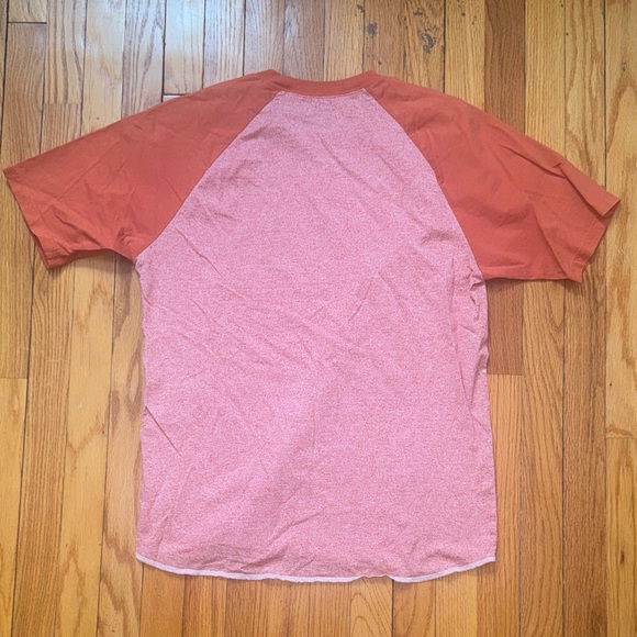 GAP Men's Two-Tone Red Raglan Tee - Picture 3 of 3
